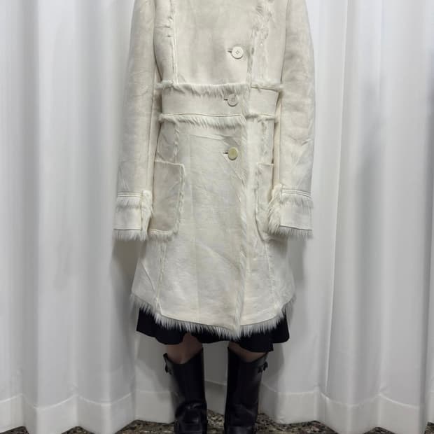 화이트 퍼 디테일 코트