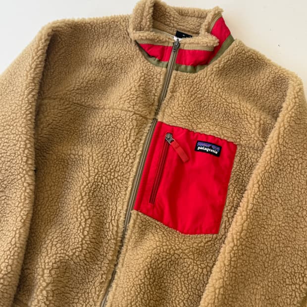 Patagonia 클래식 레트로X 자켓 (내추럴/레드 배색)