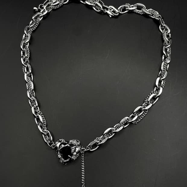 pcr053 Black heart necklace