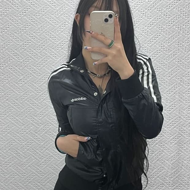 아디다스 올드스쿨 Y2K 글로시 바람막이 자켓 85 C07720