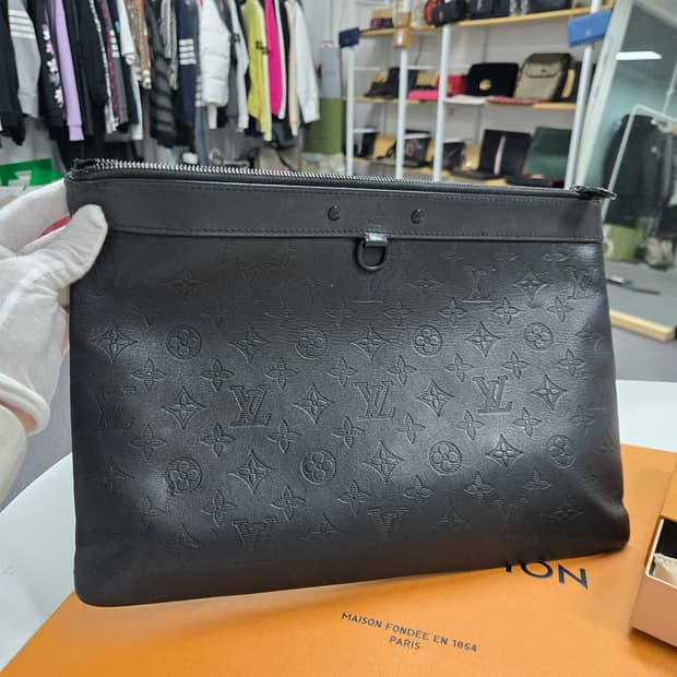 [50%할인] 루이비통 포쉐트 쉐도우 클러치백