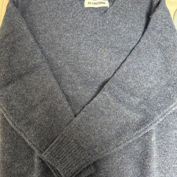 블론드 나인 네이비 울 부클 라운드 니트