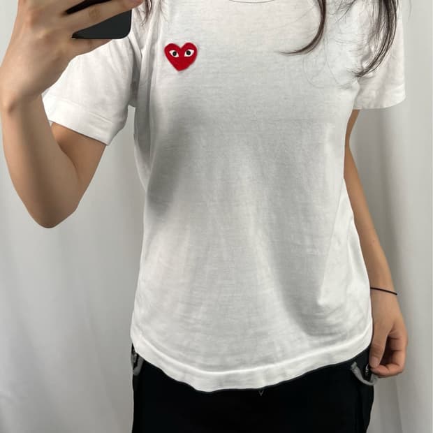 꼼데가르송 레드와펜 화이트 반팔