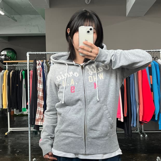 WHO.A.U 레터링 후드집업