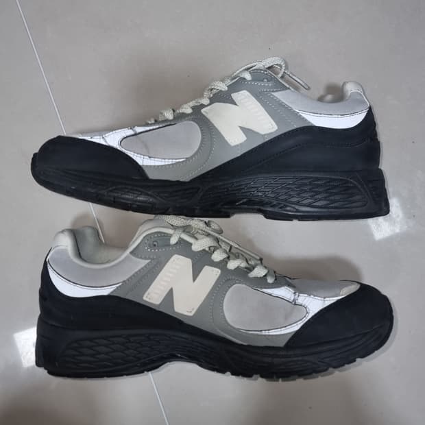 뉴발란스 x the basement 2002r 