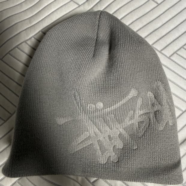 스투시 디보스드 스탁 로고 비니 실버