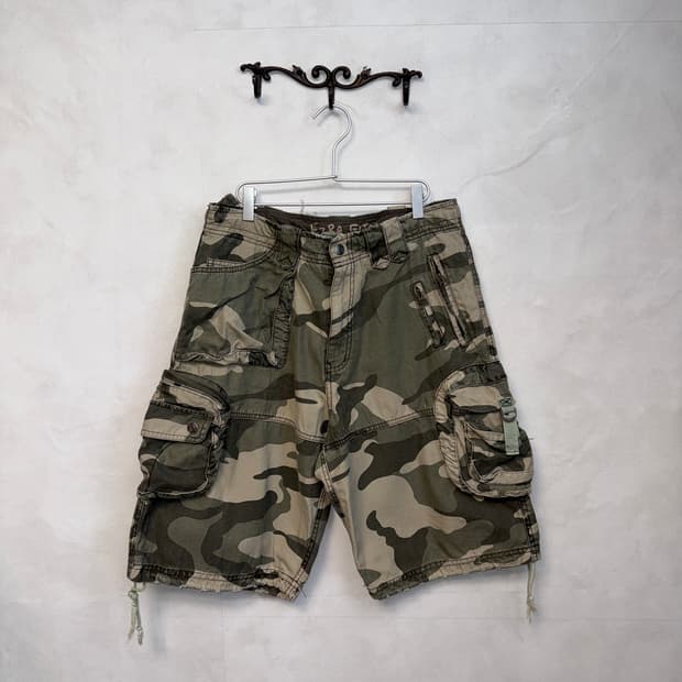 Mute khaki multi pocket half cargo pants