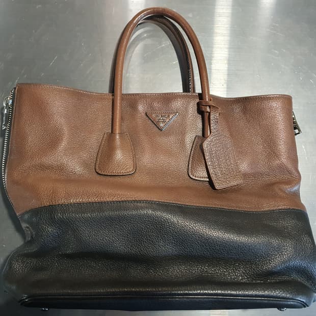 프라다 가죽 도트백