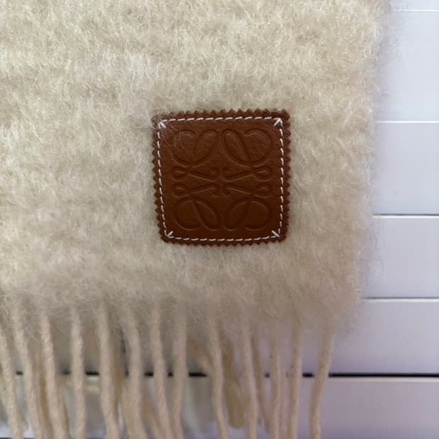 로에베 울 머플러 화이트 새상품