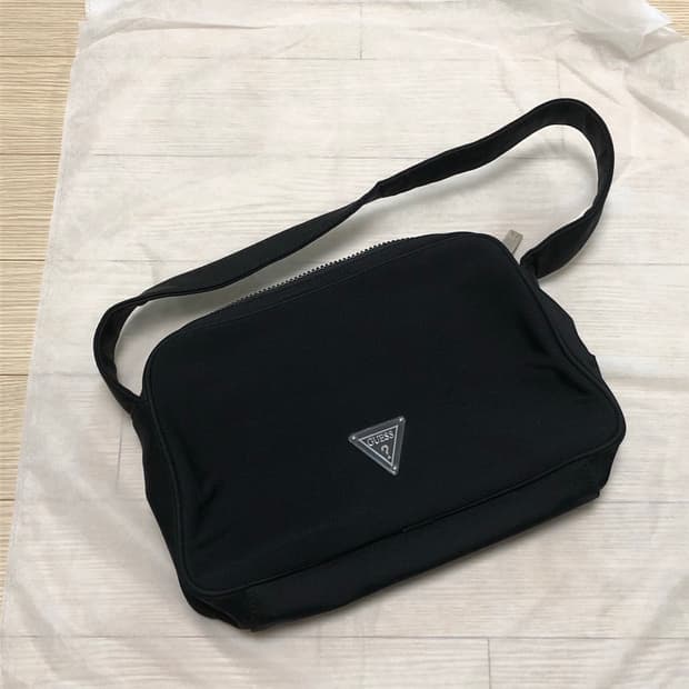 게스 검정 네오프렌 사각 숄더백 핸드백
