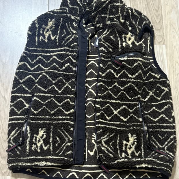 그라미치디스이즈네버댓 콜라보 후리스조끼