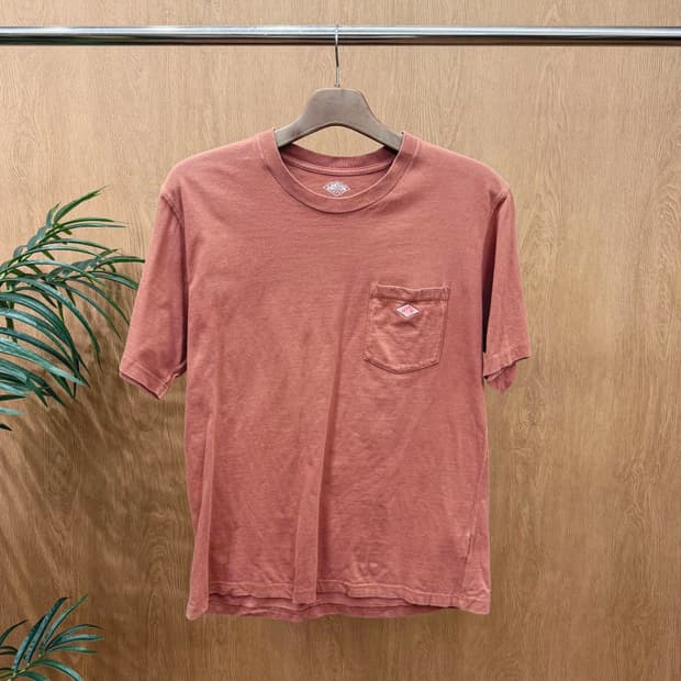 단톤 반팔 티셔츠 라운드넥 로고 자수 싱글 포켓 디테일 와인 브라운