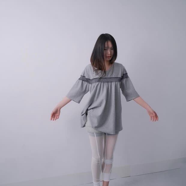 Ulika Sanctus 울리카상투스 반팔 티셔츠 그레이 색상