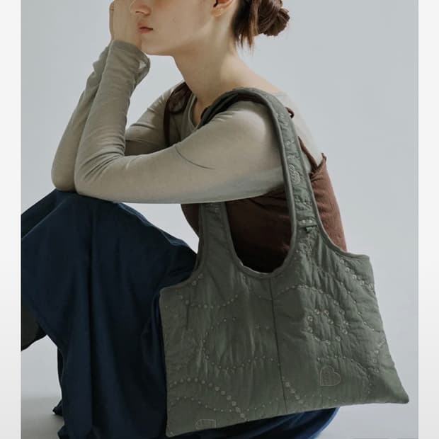 포에브 Broderie Padded Square Bag 카키