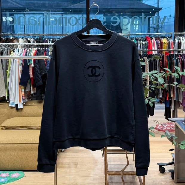 샤넬 유니폼 블랙 로고 자수 스웻 셔츠 