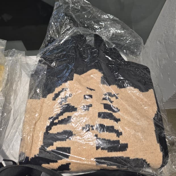 캐피탈 본 스웨터