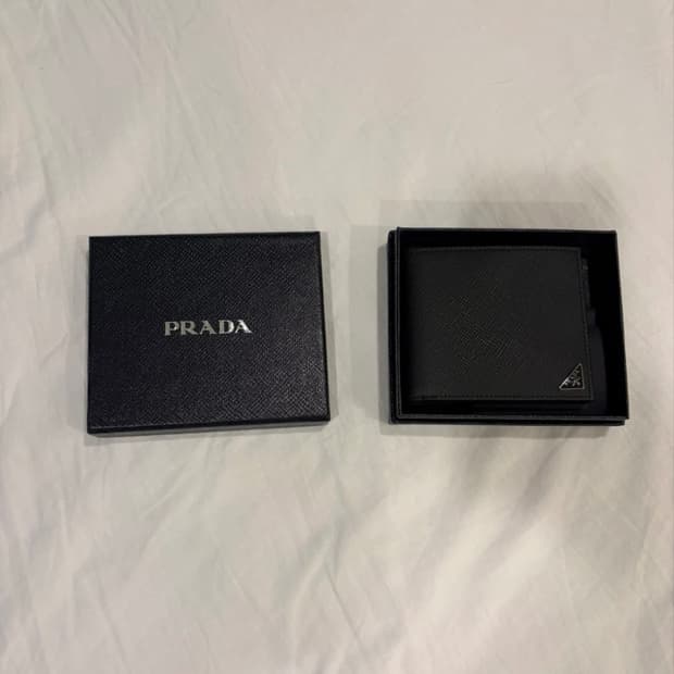 프라다 사피아노 반지갑 블랙 색상 새상품