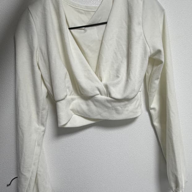 흰색 브이넥 티