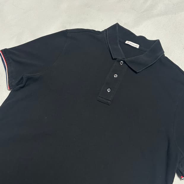 M 몽클레어 블랙 카라 반팔 티셔츠 