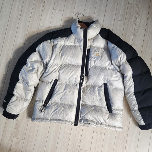 스투시 x 마운틴하드웨어 다운패딩 M 문샷