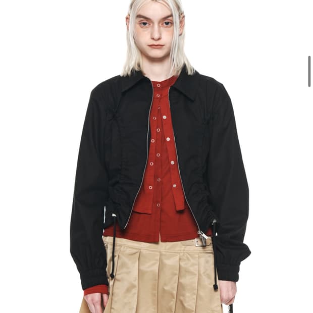 마뗑킴 CURVY STRING CROP BLOUSON IN BLACK