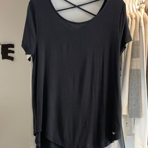 Hollister back open T 