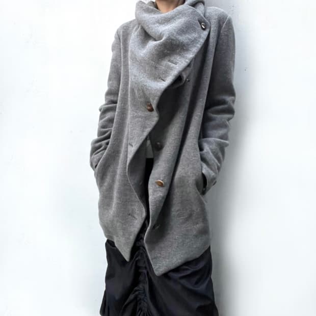 Asymmetric 하이넥 드레이핑 코트