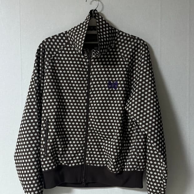 니들스 브라운 도트 트랙탑