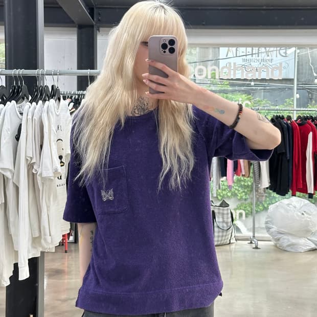 니들스 태리 빠삐용 EMB 포켓 티셔츠 반팔 퍼플