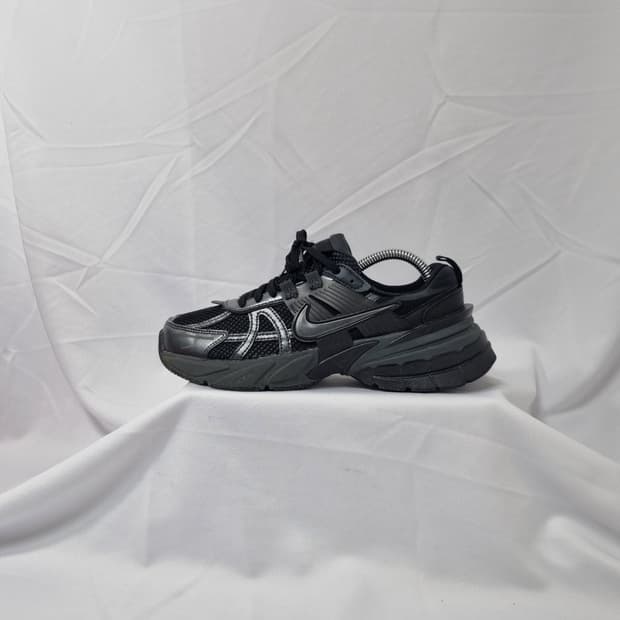 230 나이키 V2K 런 블랙 앤트러사이트 스니커즈