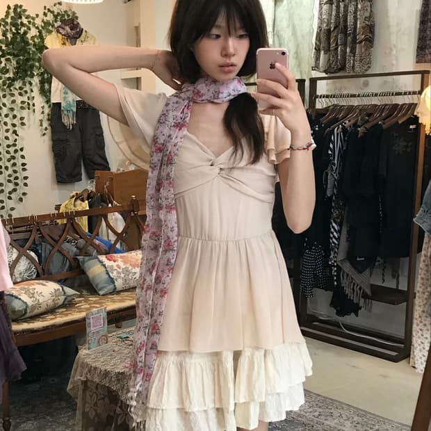 세실맥비 피치 베이지 쉬어 코튼 꼬임 프릴 블라우스