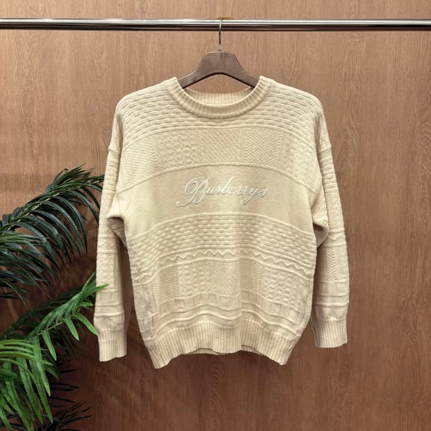 버버리 라운드넥 긴팔 울 니트 입체 텍스처 패턴 로고 자수 디테일 베이지