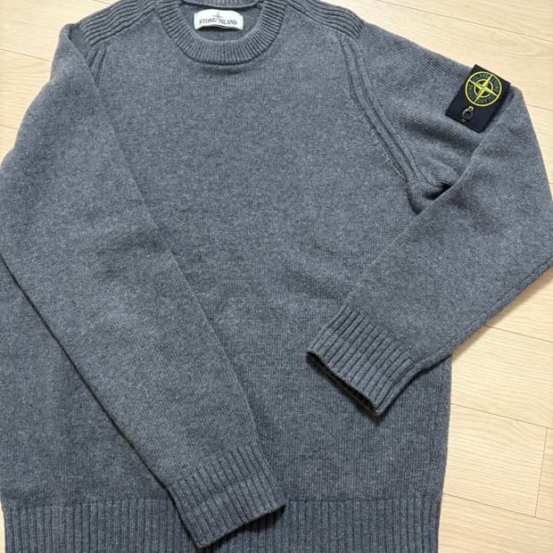 스톤아일랜드 니트 차콜색상 M 판매합니다.