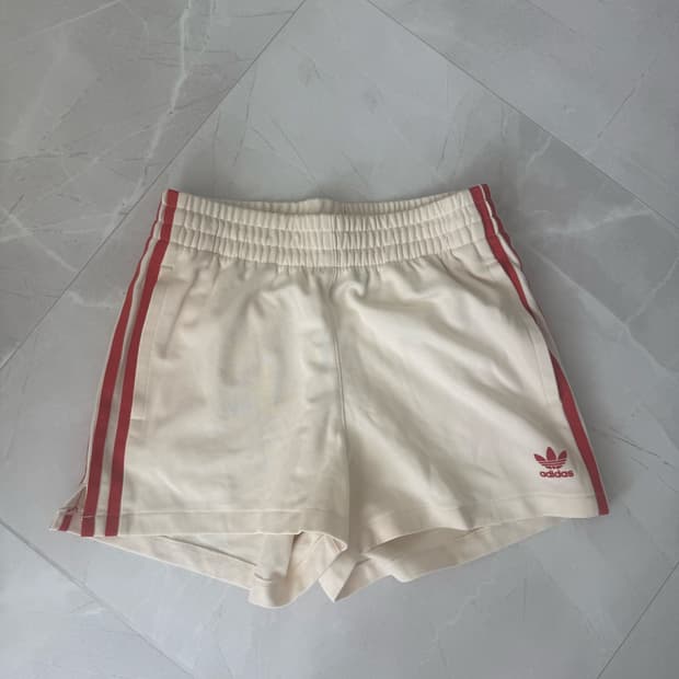 아디다스 삼선 크림색 반바지