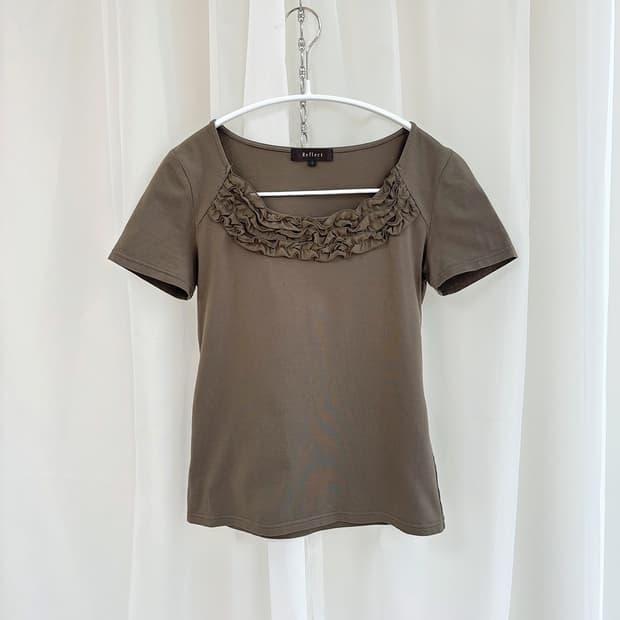 Reflect 네크 러플 트리밍 카키 브라운 반소매 티셔츠
