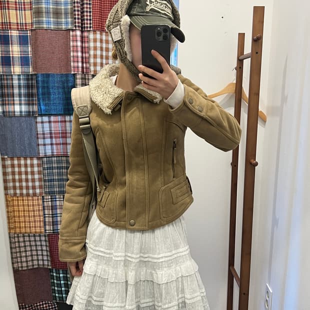 베이지 숏 에코 무스탕