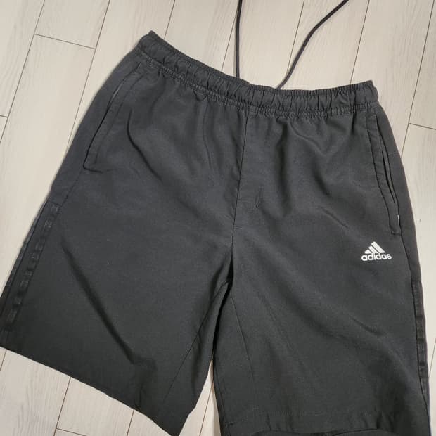 아디다스 반바지 TQJ HE7405 fi lib 우븐 쇼트 사이즈L

여