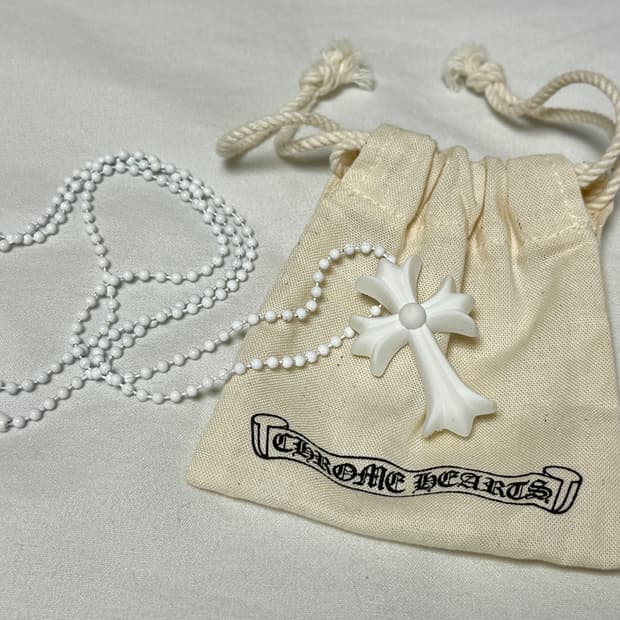 크롬하츠 실리크롬 크로스 펜던트 화이트 판매합니다!