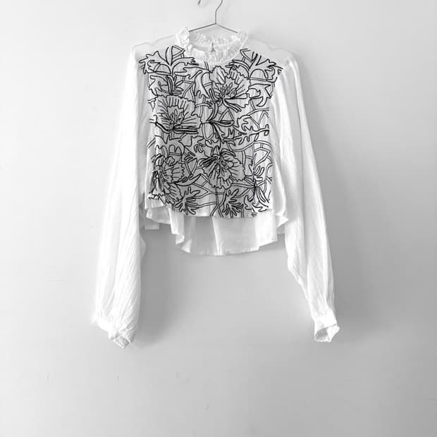 Front embroidery blouse / white
