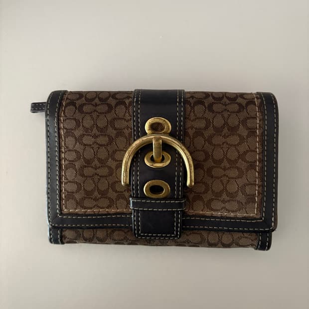 코치 시그니처 버클 반지갑