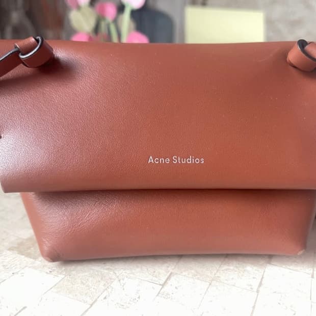 아크네 스튜디오 알렉산드리아 레더 미니 크로스백