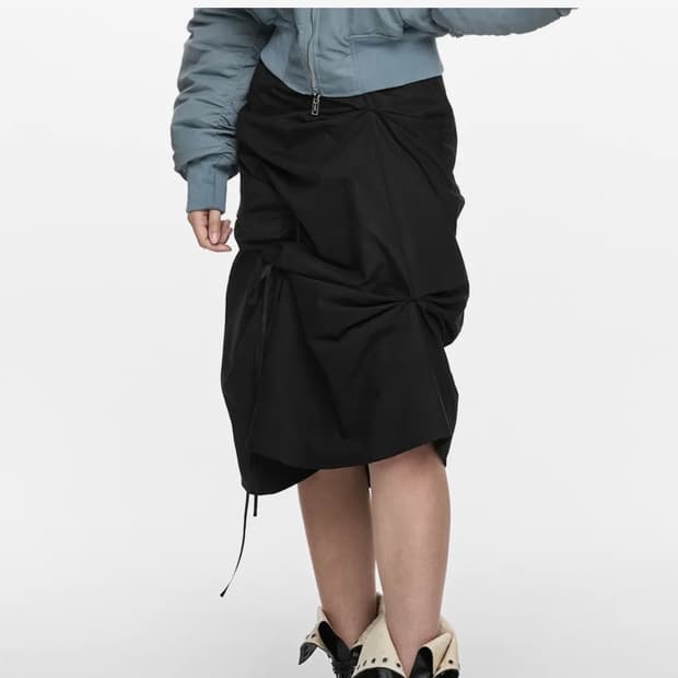 Nache 나체 strap pulled skirt black