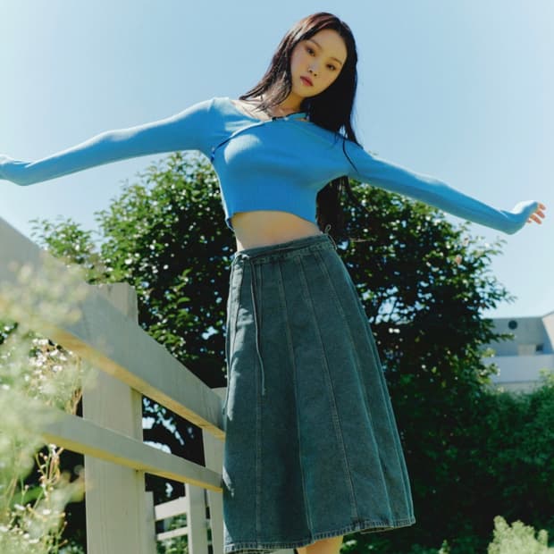 다이애그널 스트랩 버튼 스카이 숄더 트임 크롭 슬림 니트 롱 슬리브