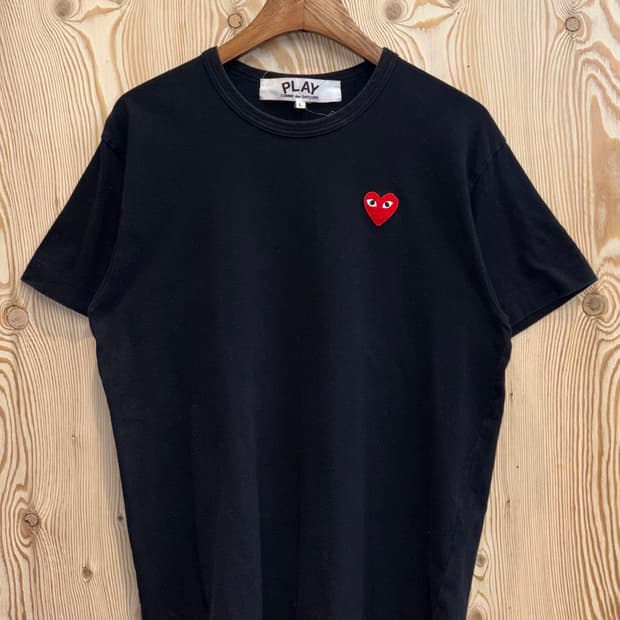 꼼데가르송 레드 하트 블랙 티셔츠