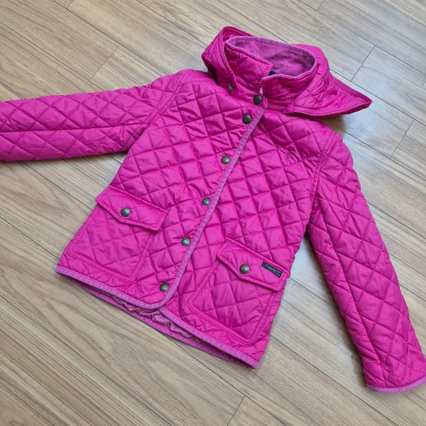 쨍한 핫핑크 컬러 폴로 퀼팅 자켓입니다. 겉감은 튼튼한 폴리 소재이고, 
