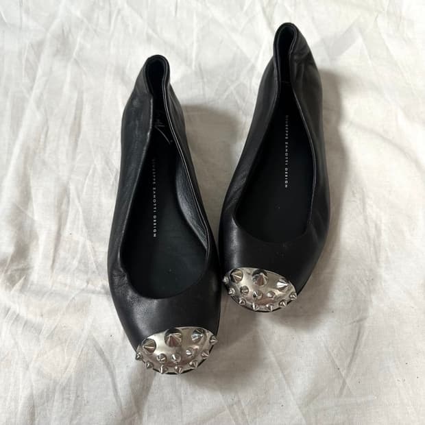 Giuseppe Zanotti 쥬세페자노티 스파이크스터드 캡토레더플랫