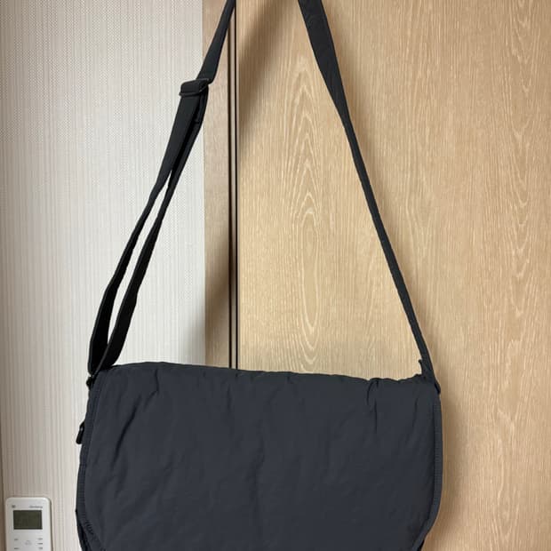 마지언타이틀 러너스백 [차콜]