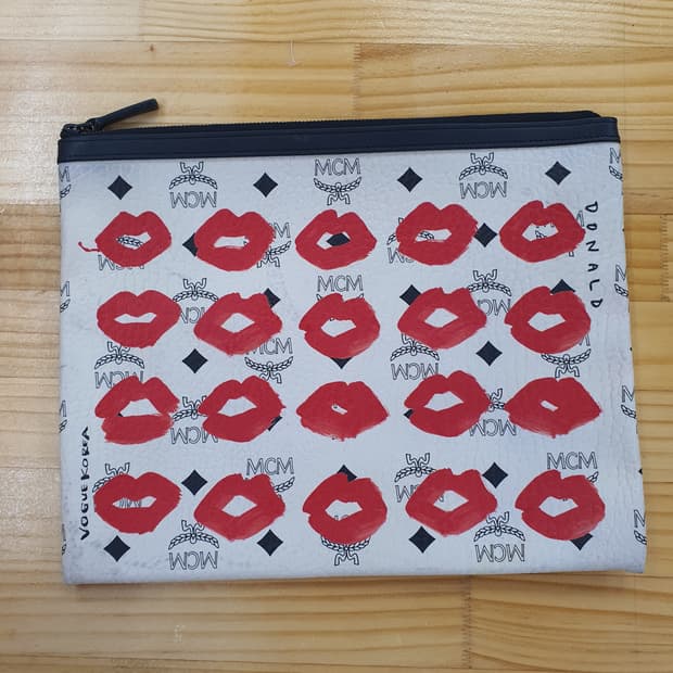 ​[한정판] MCM x 보그 코리아 콜라보 키스마크 비세토스 클러치백