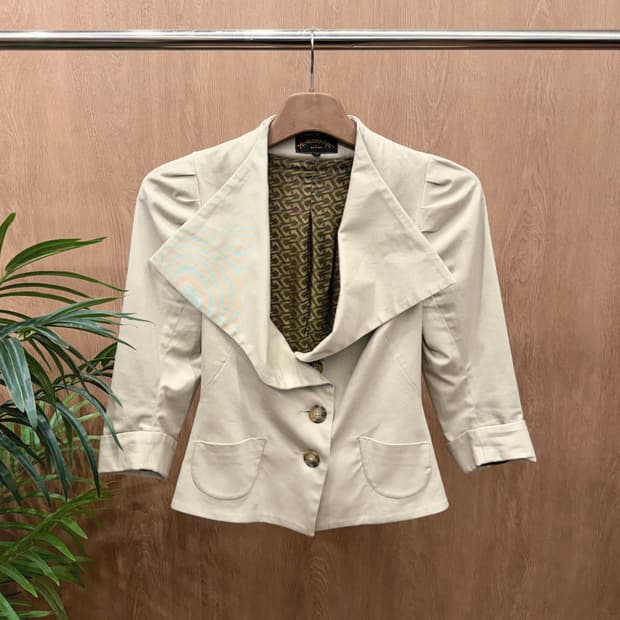 비비안 웨스트우드 자켓 드레이프 숄 카라 숄더 셔링 디테일 슬림핏 베이지