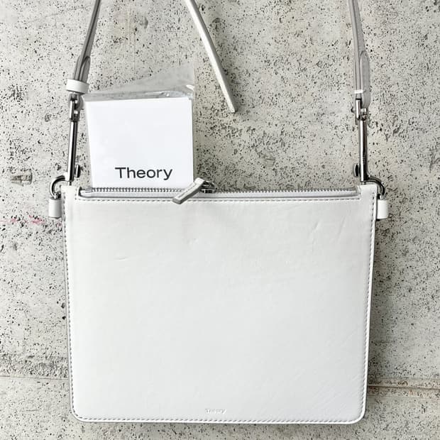 Theory 띠어리 로고 형압 숄더백